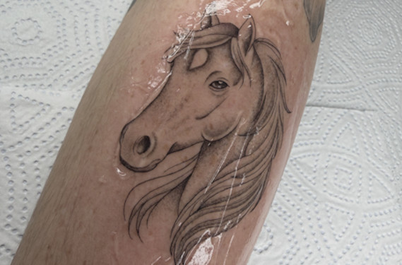 Gold Lisbon Tattoo - Cara Minimalista