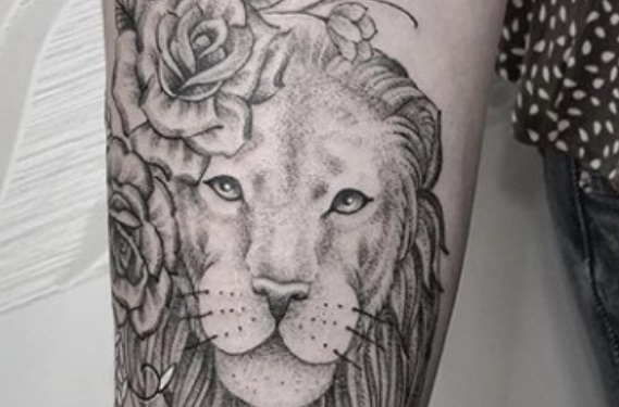 Gold Lisbon Tattoo - Lion Minimalist
